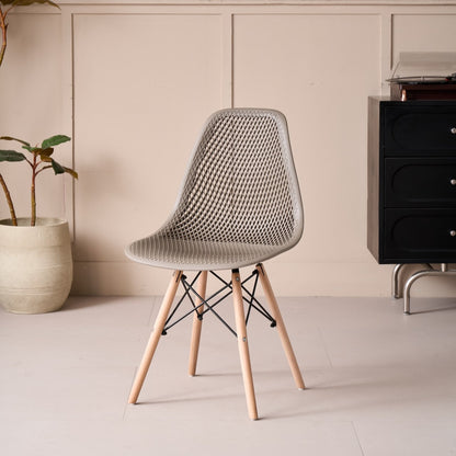 Silla Aira, Color Taupe, con Espaldar y Patas en Madera