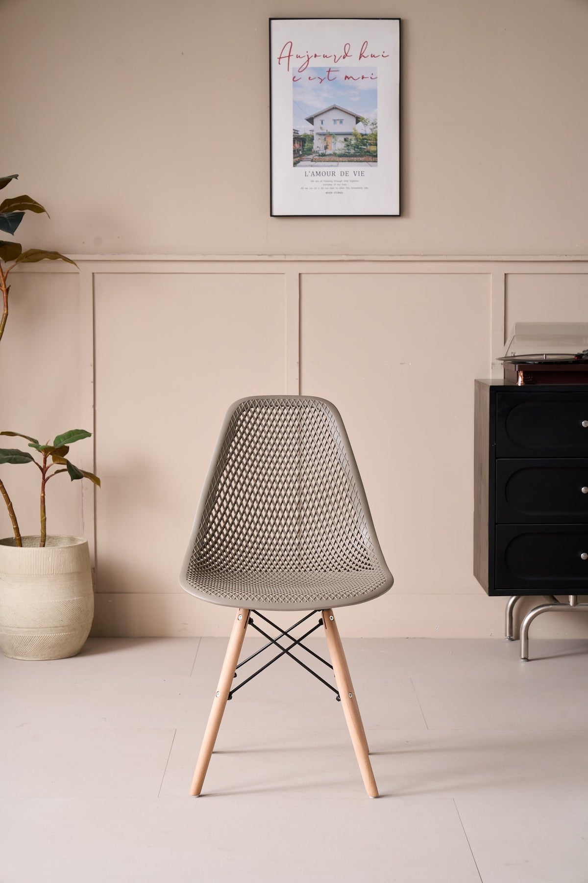 Silla Aira, Color Taupe, con Espaldar y Patas en Madera, vista frontal