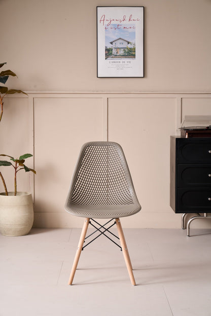 Silla Aira, Color Taupe, con Espaldar y Patas en Madera, vista frontal