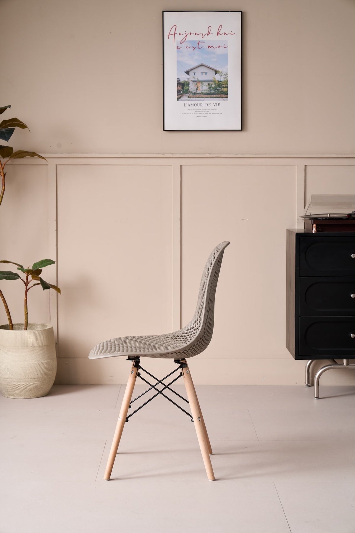 Silla Aira, Color Taupe, con Espaldar y Patas en Madera, vista lateral