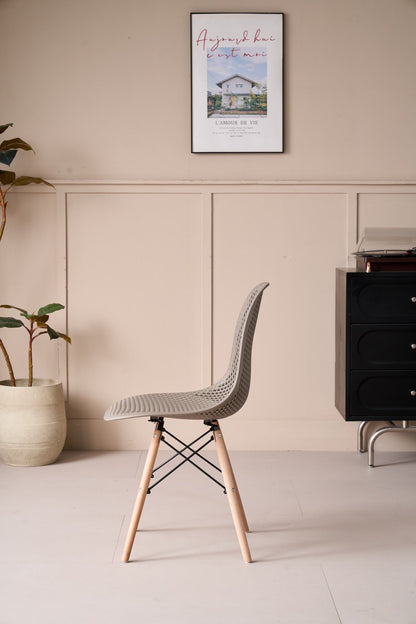 Silla Aira, Color Taupe, con Espaldar y Patas en Madera, vista lateral