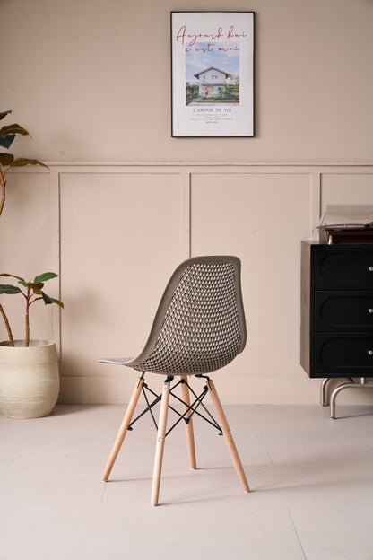 Silla Aira, Color Taupe, con Espaldar y Patas en Madera, detalle