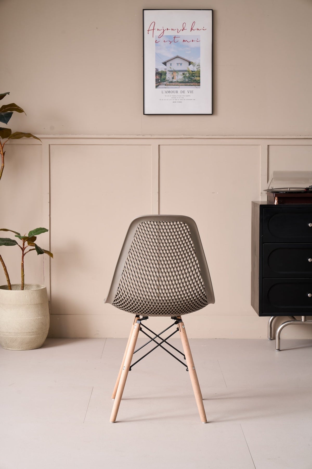 Silla Aira, Color Taupe, con Espaldar y Patas en Madera, vista posterior