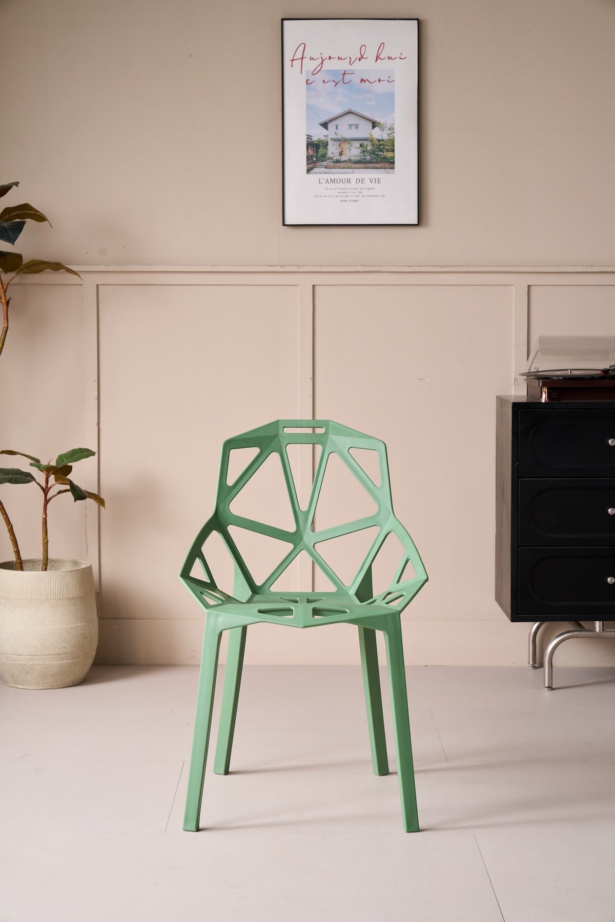 Silla Roxy, Color Verde, con Espaldar y Diseño Moderno, vista lateral