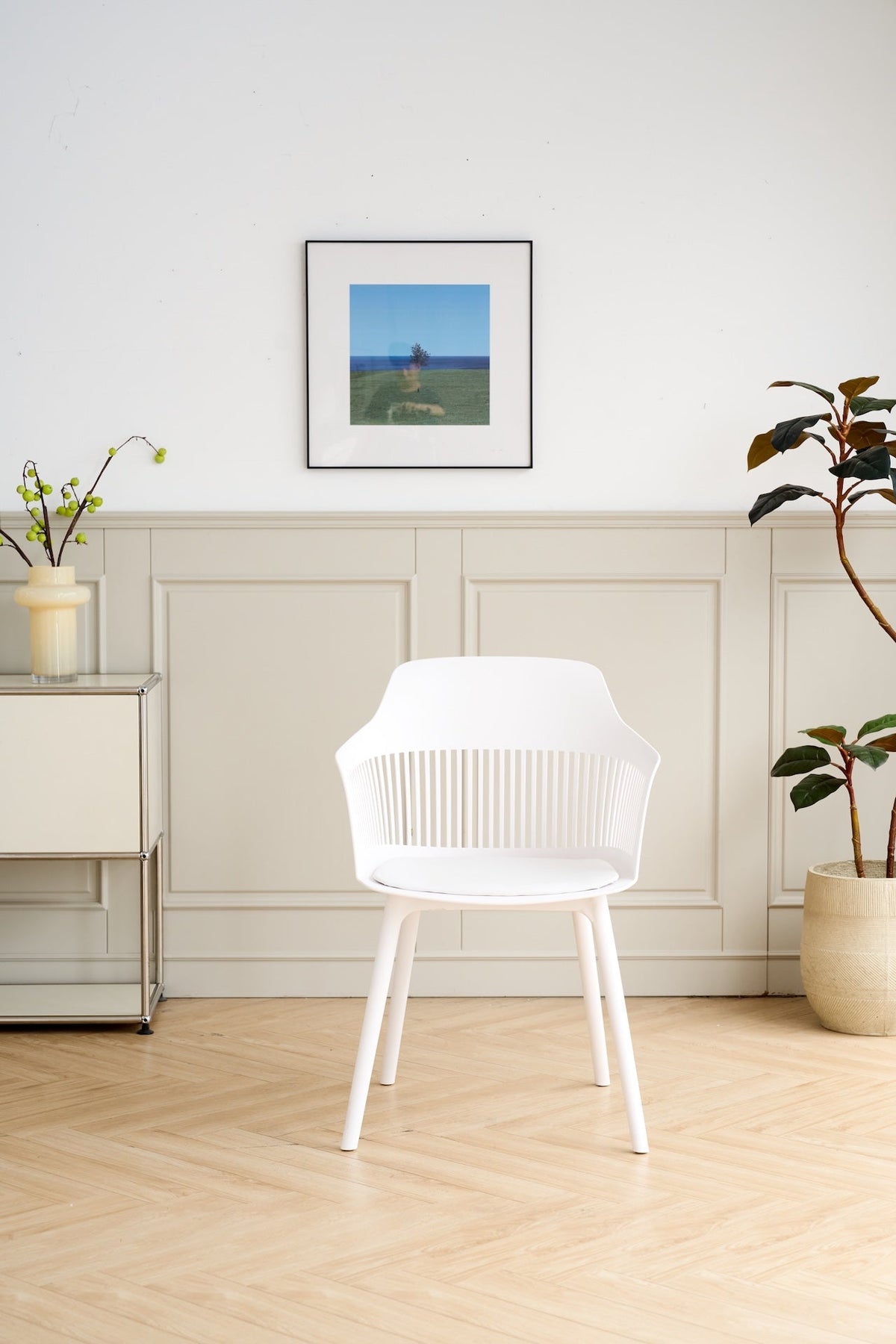 Silla con Cojín Max, Color Blanco, con Espaldar en Rejilla, en ambiente