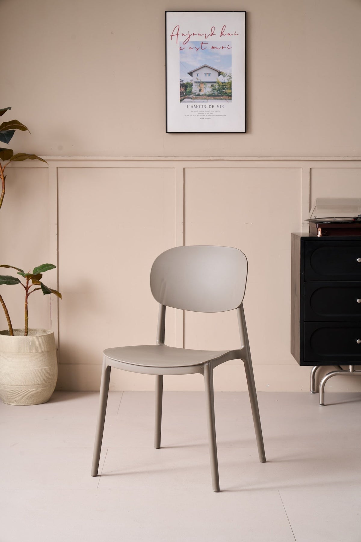 Silla Milán, Color Taupe, con Espaldar y Diseño Moderno, vista frontal