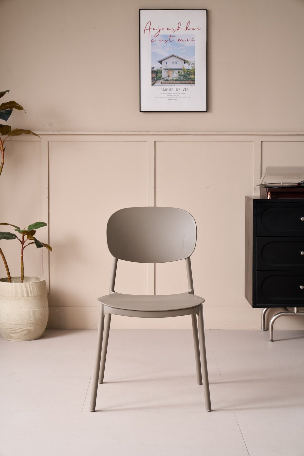Silla Milán, Color Taupe, con Espaldar y Diseño Moderno, en ambiente