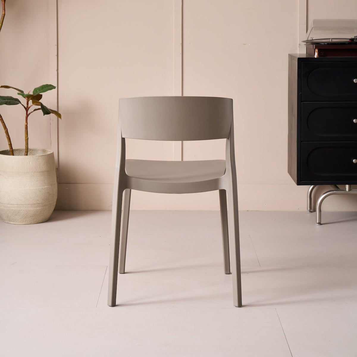 Silla Mónaco, Color Taupe, con Espaldar y Diseño Moderno