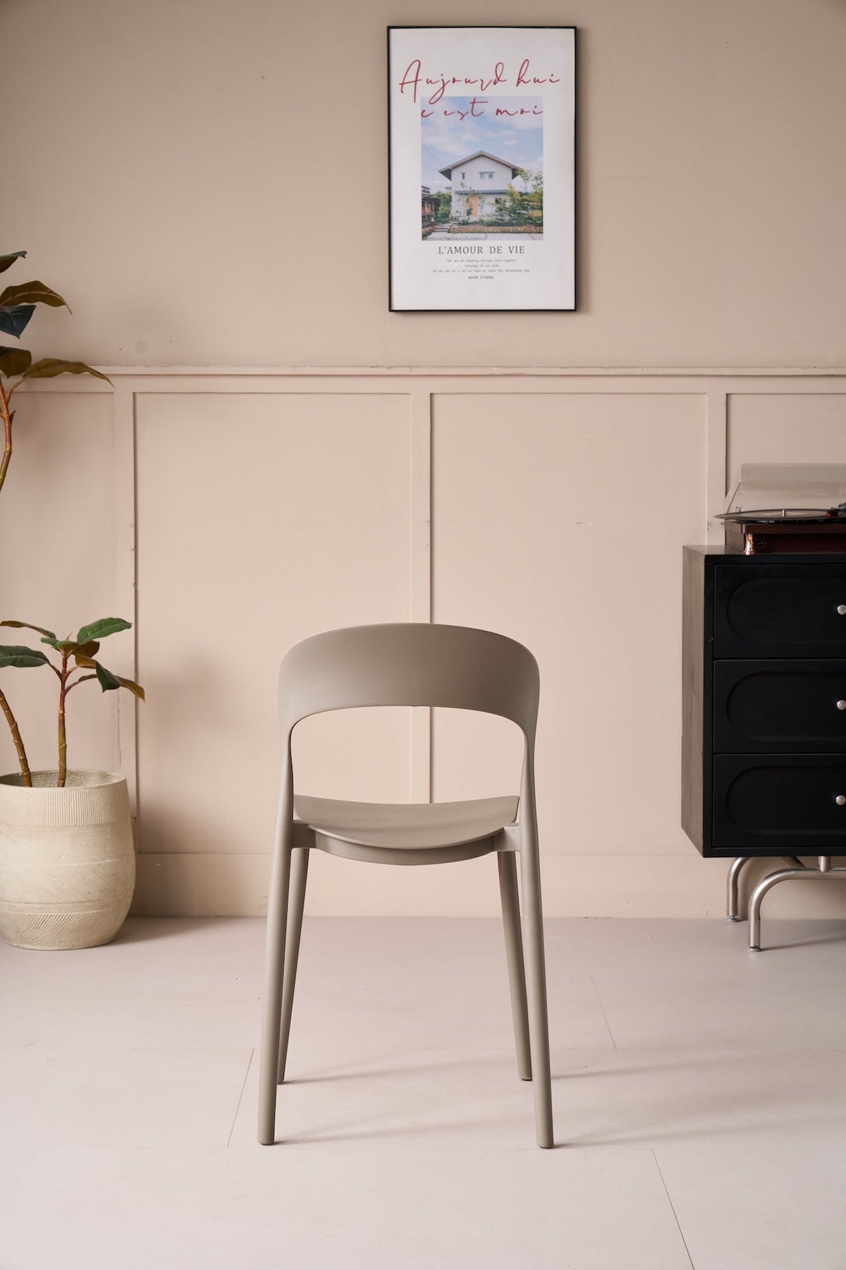 Silla Patrick, Color Taupe, con Espaldar y Diseño Moderno