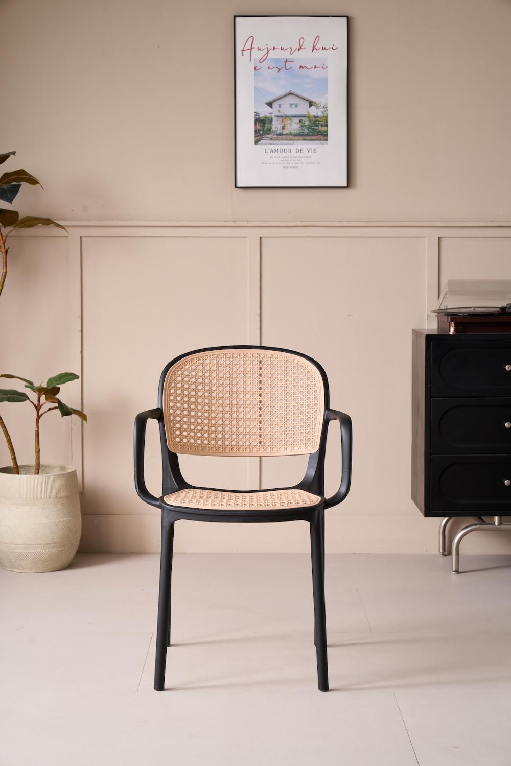 Set de 4 Sillas con Brazos Nest, Color Negro y Beige, con Espaldar y Asiento en Rejilla, detalle