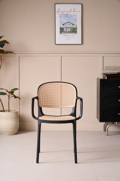 Set de 4 Sillas con Brazos Nest, Color Negro y Beige, con Espaldar y Asiento en Rejilla, detalle