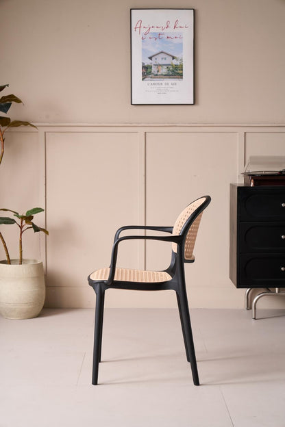 Set de 4 Sillas con Brazos Nest, Color Negro y Beige, con Espaldar y Asiento en Rejilla, vista poste