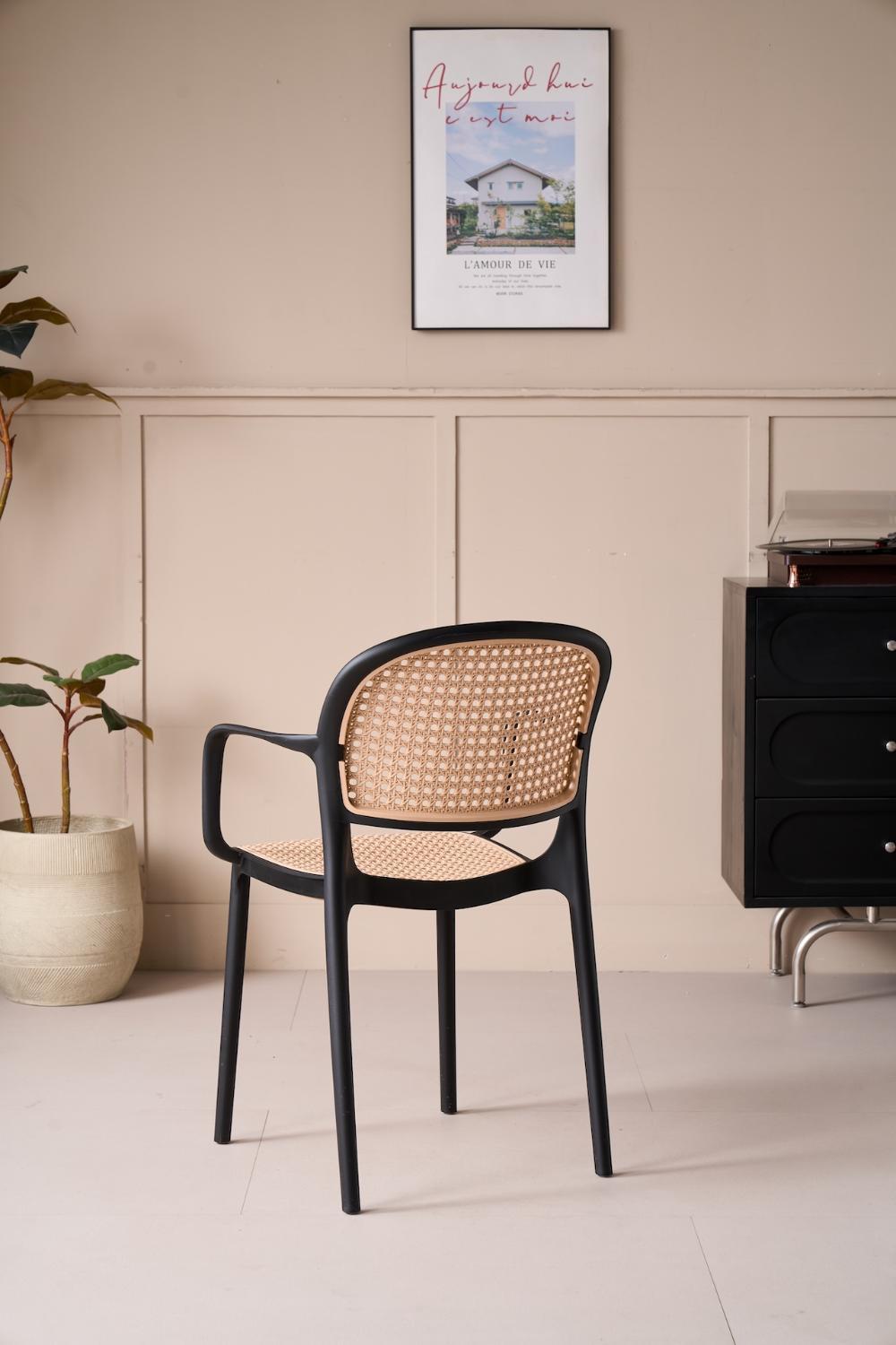 Set de 4 Sillas con Brazos Nest, Color Negro y Beige, con Espaldar y Asiento en Rejilla, en ambiente