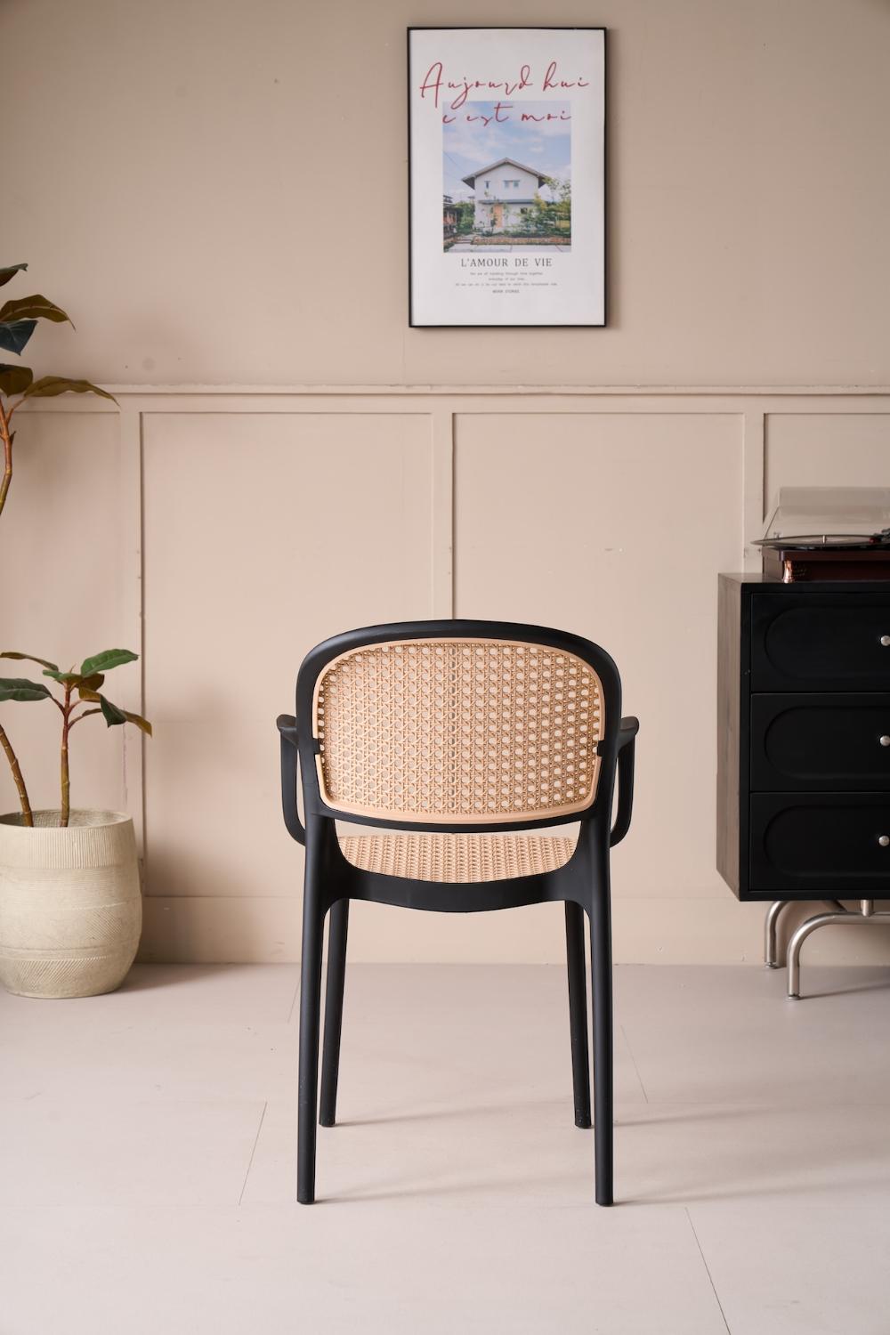 Set de 4 Sillas con Brazos Nest, Color Negro y Beige, con Espaldar y Asiento en Rejilla, medidas