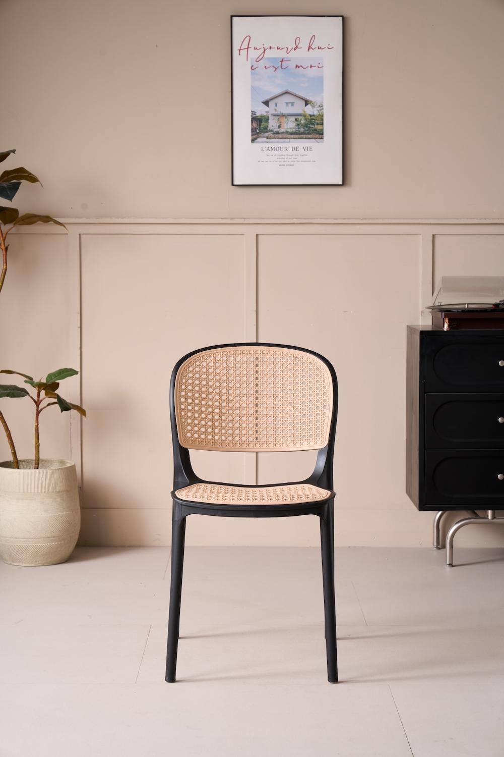 Silla Nest negro y beige en polipropileno con rejilla, 82 x 48 x 56 cm – vista 3