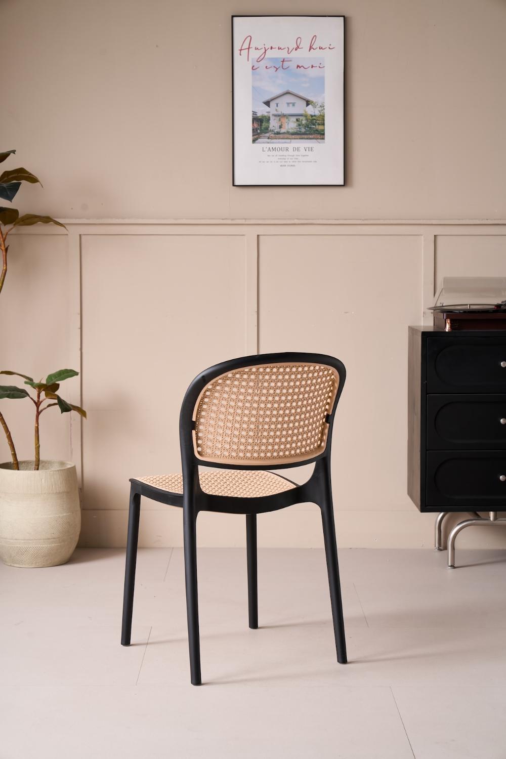 Silla Nest negro y beige en polipropileno con rejilla, 82 x 48 x 56 cm – vista 5