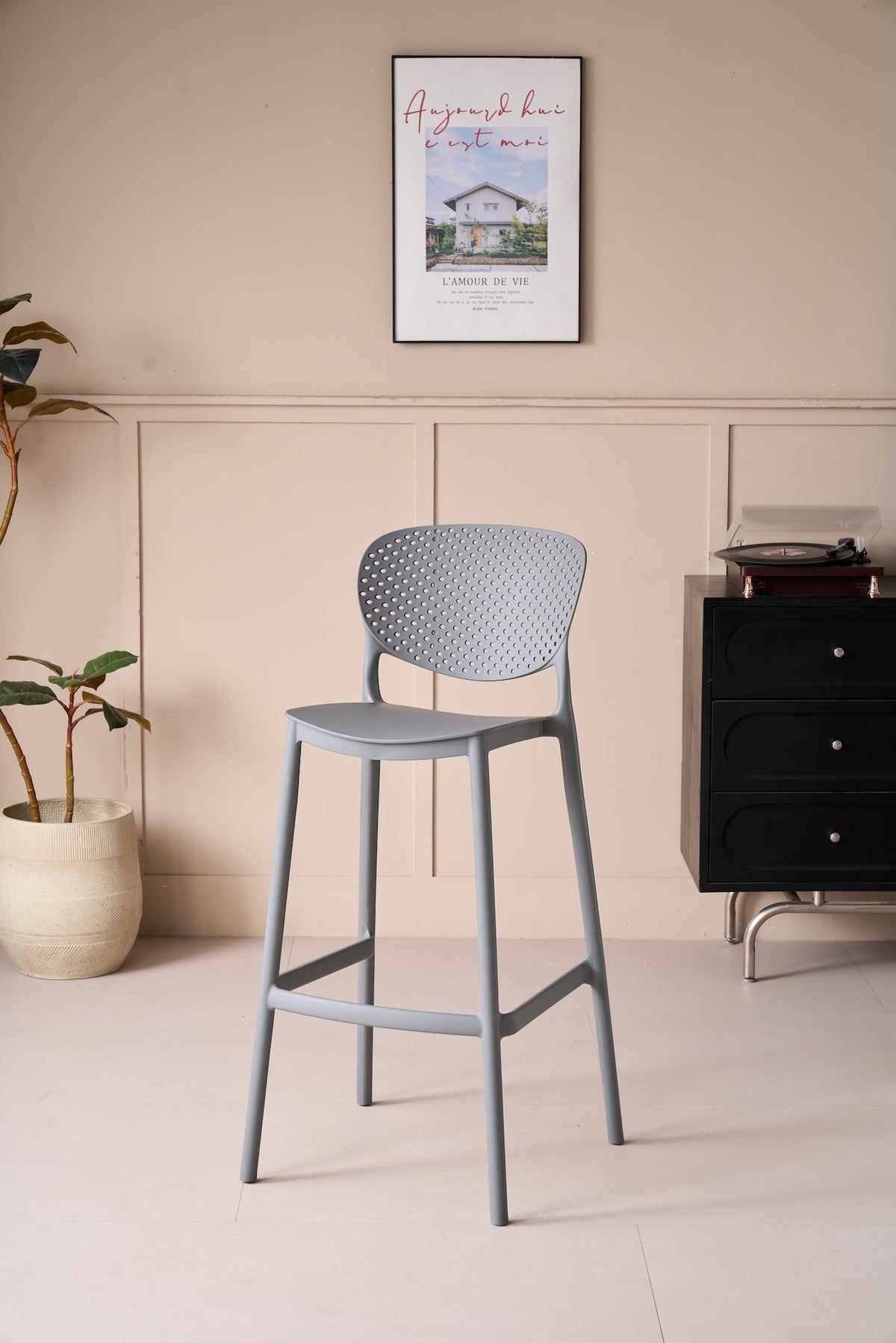 Silla para Bar Río, Color Gris Oscuro, Diseño Moderno, en ambiente