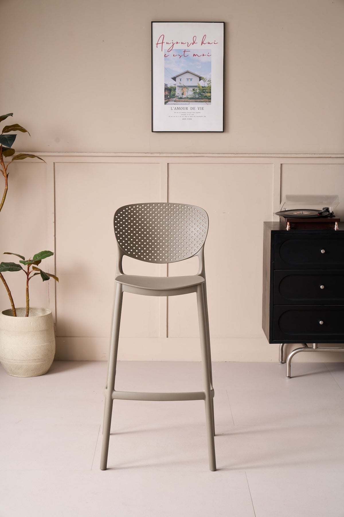 Silla para Bar Río, Color Taupe, Diseño Moderno, en ambiente