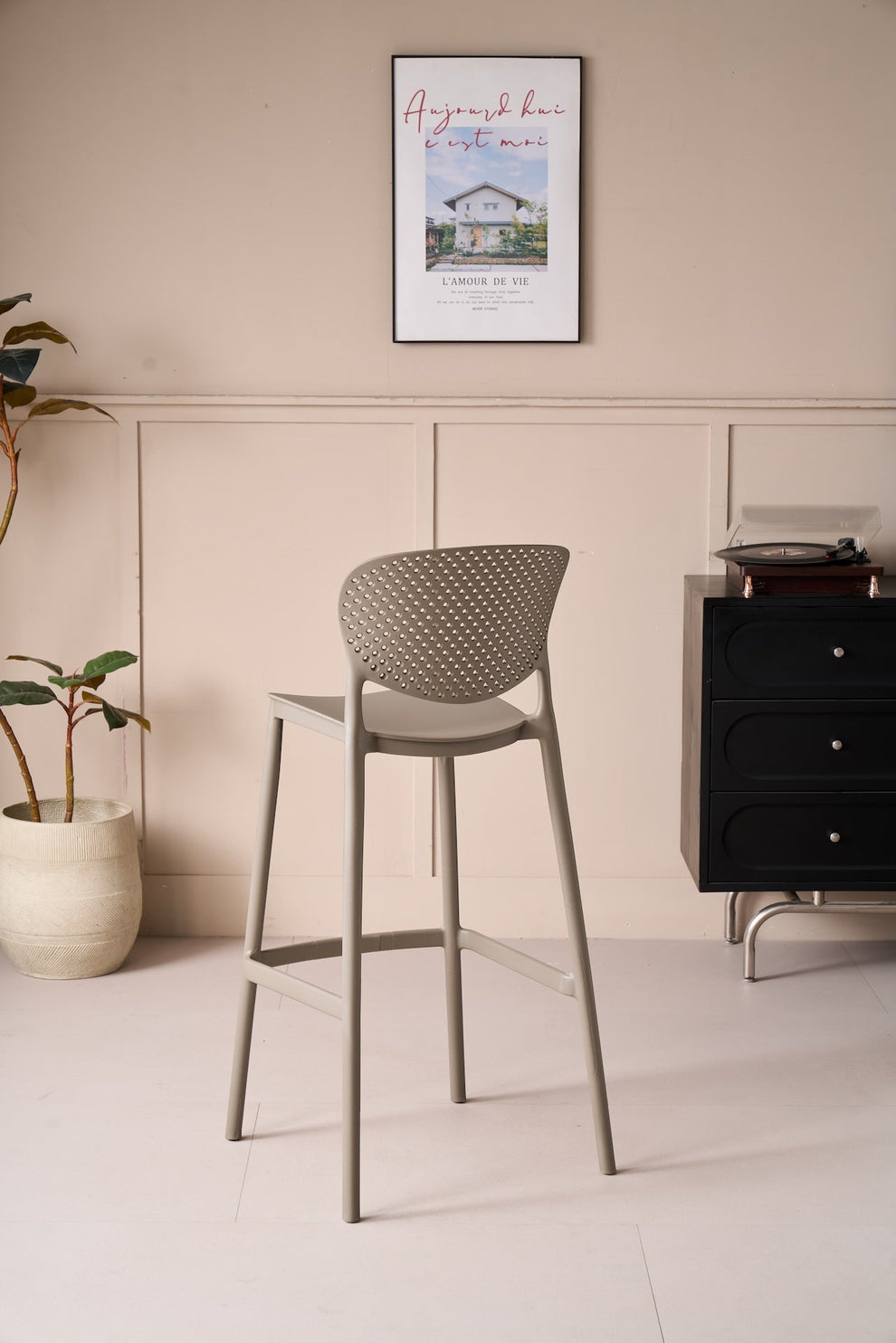 Silla para Bar Río, Color Taupe, Diseño Moderno – Espejos Reflekta