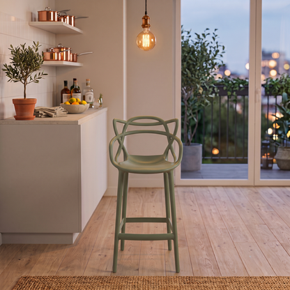 Silla para Bar Palermo, Verde, con Reposa Pies Doble Propósito, vista frontal