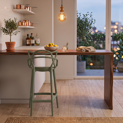 Silla para Bar Palermo, Verde, con Reposa Pies Doble Propósito, vista lateral