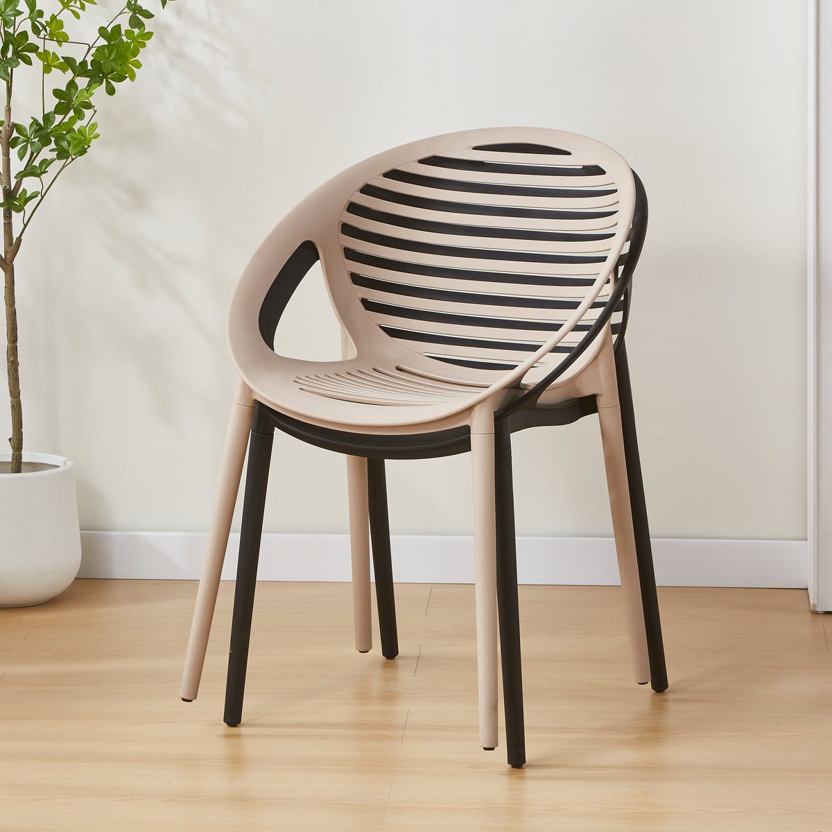 Set de 2 Sillas Tokio con Brazos, Color Taupe, con Espaldar y Diseño Moderno