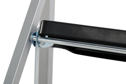 Escalera Tubular Trébol, Gris y Negro, Plagable de 2 Niveles, detalle de patas
